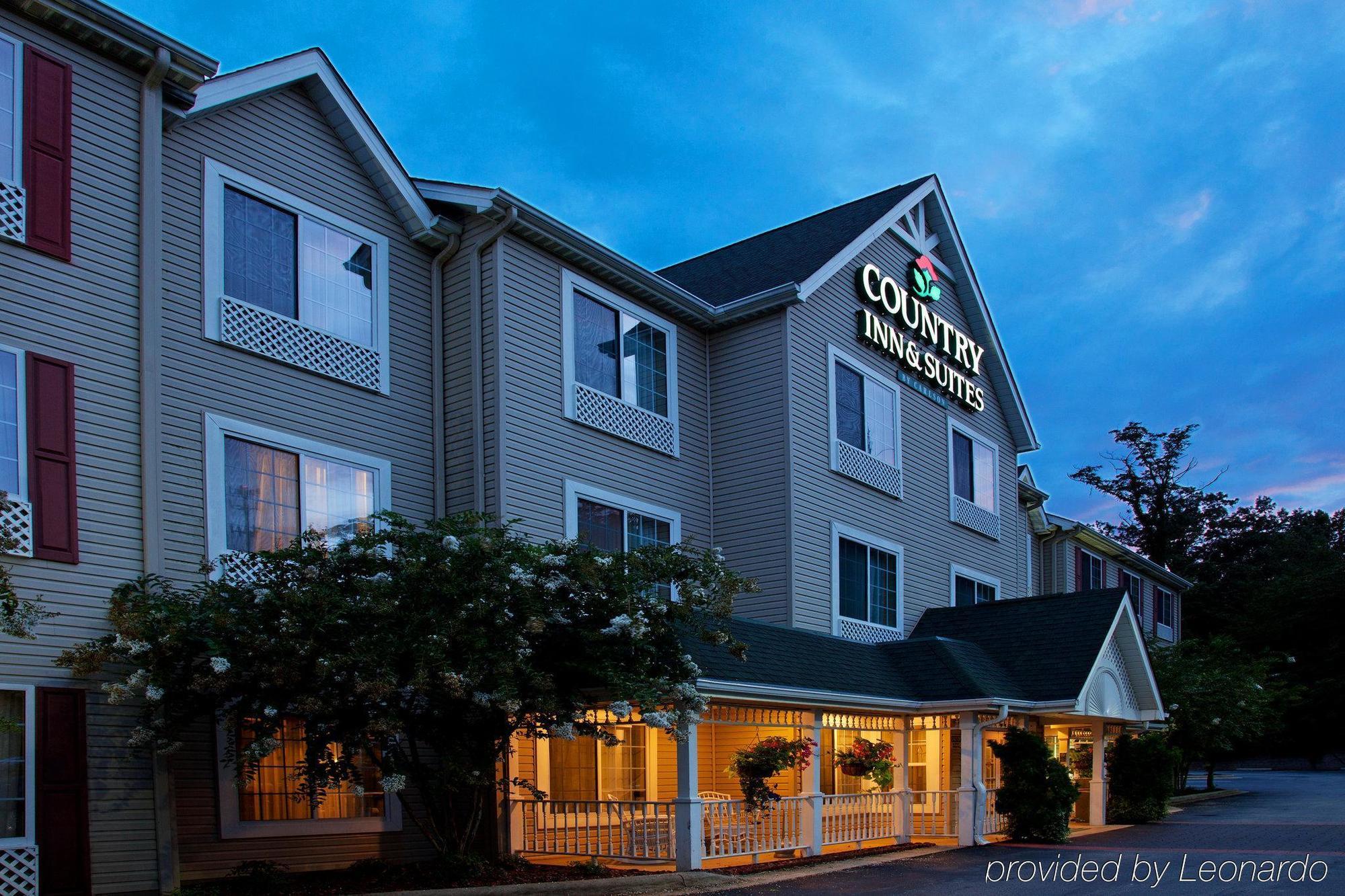Country & By Radisson, - Outlet Mall Hotel