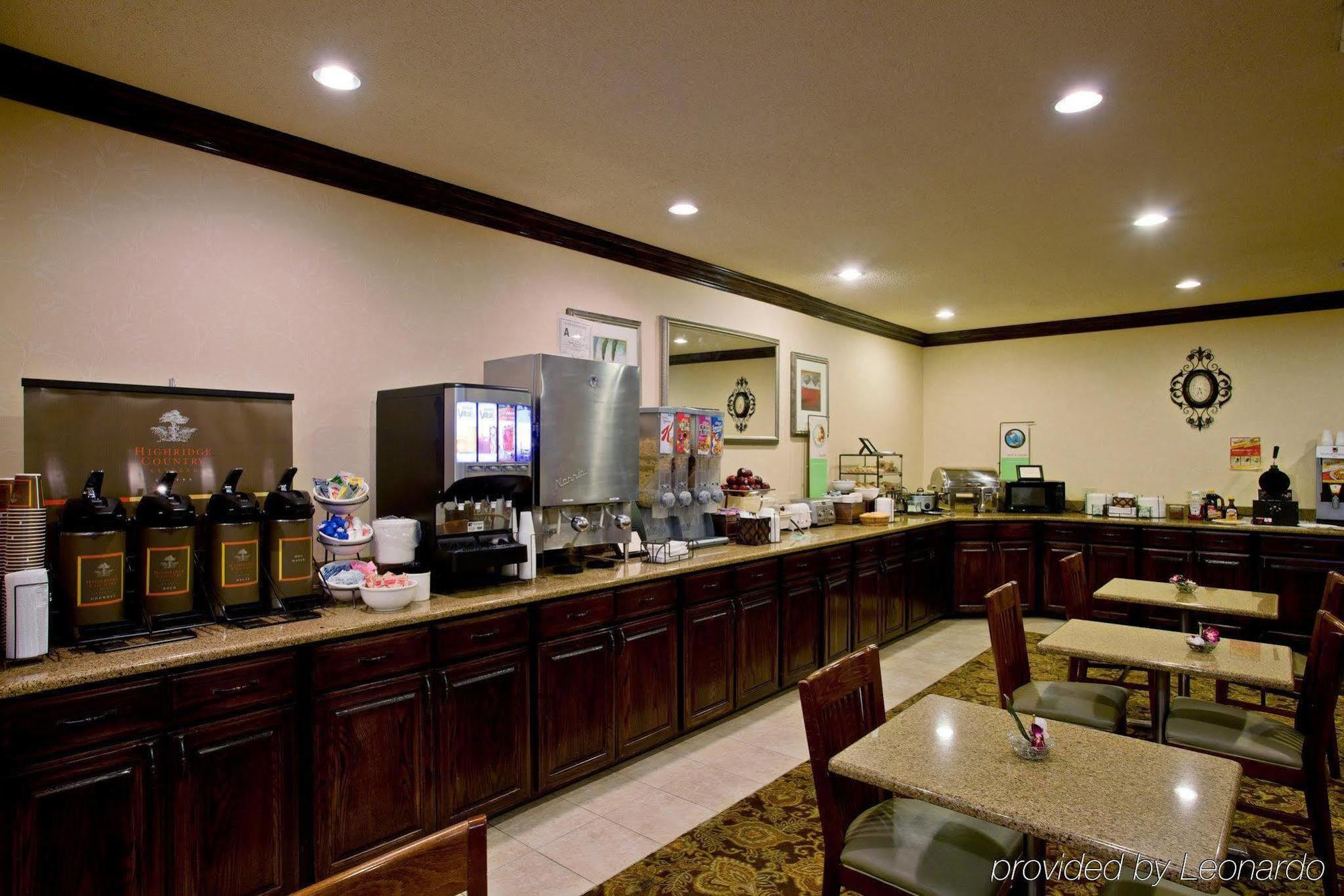 Country & By Radisson, - Outlet Mall Hotel