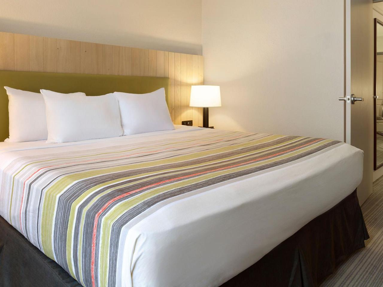 Country & By Radisson, - Outlet Mall 3*