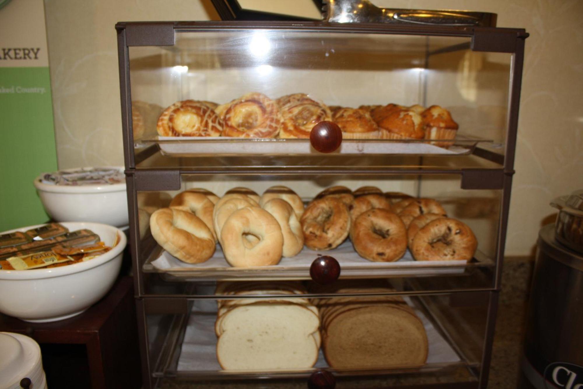 Hotel Country & By Radisson, - Outlet Mall