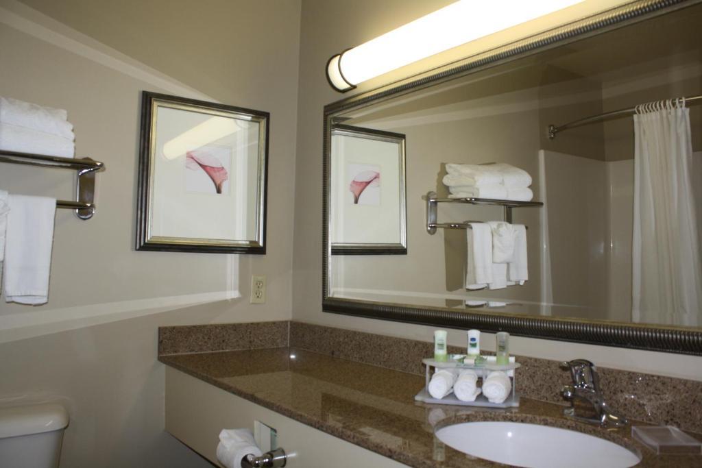 Hotel Country & By Radisson, - Outlet Mall 3*